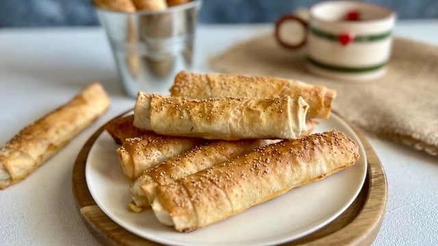 Hazır Kesilmiş Yufkalarla: Üçgen Yufkadan Börek