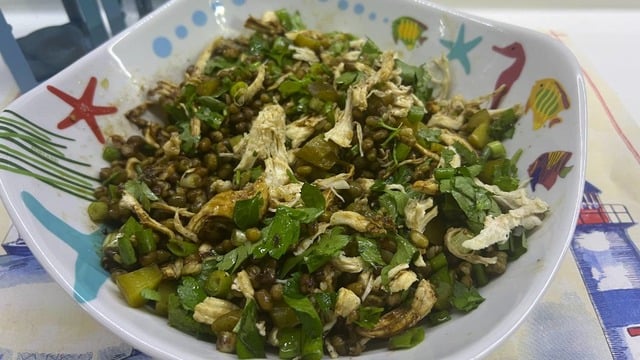 Tek Başına Öğün: Tavuklu Kaparili Maş Fasulyesi Salatası