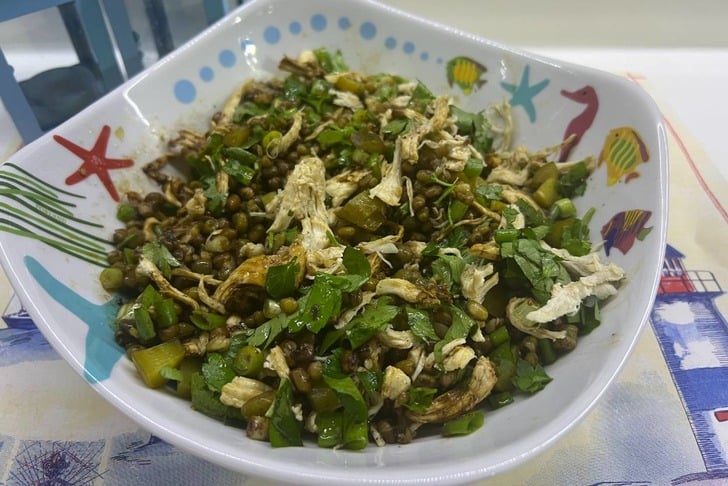 Tavuklu Kaparili Maş Fasulyesi Salatası Tarifi