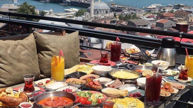 Eminönü Kahvaltı Mekanları: En İyi 10 Kahvaltıcı