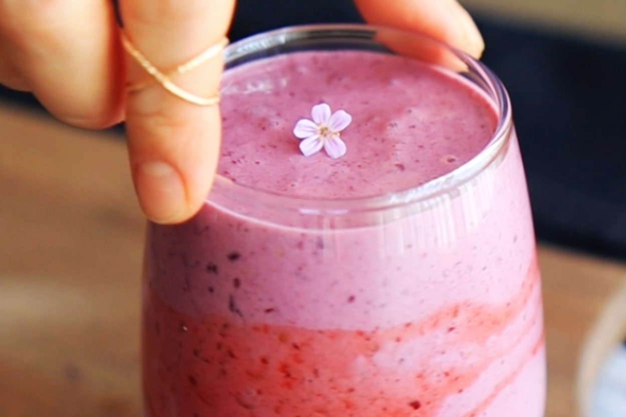 Doğanın İçinden: Orman Meyveli ve Keten Tohumlu Smoothie