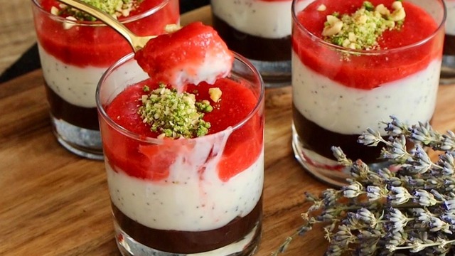 Üç Kat Üç Tat: Çilek Soslu Muhallebi