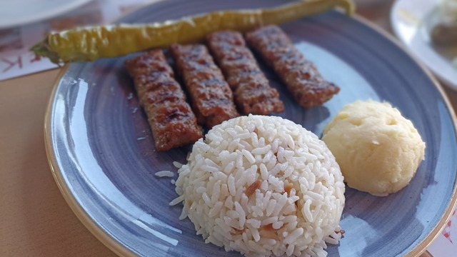 İstanbul Köfte Yolculuğu: Lezzetli Anılar ve Hayal Kırıklıkları