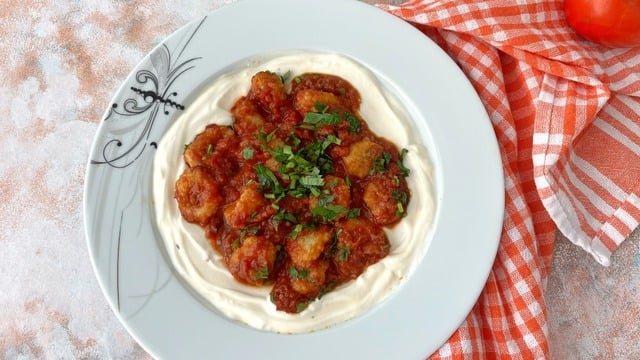 Bulgurun En Güzel Hali: Sarımsaklı Yoğurtlu Bulgur Köftesi
