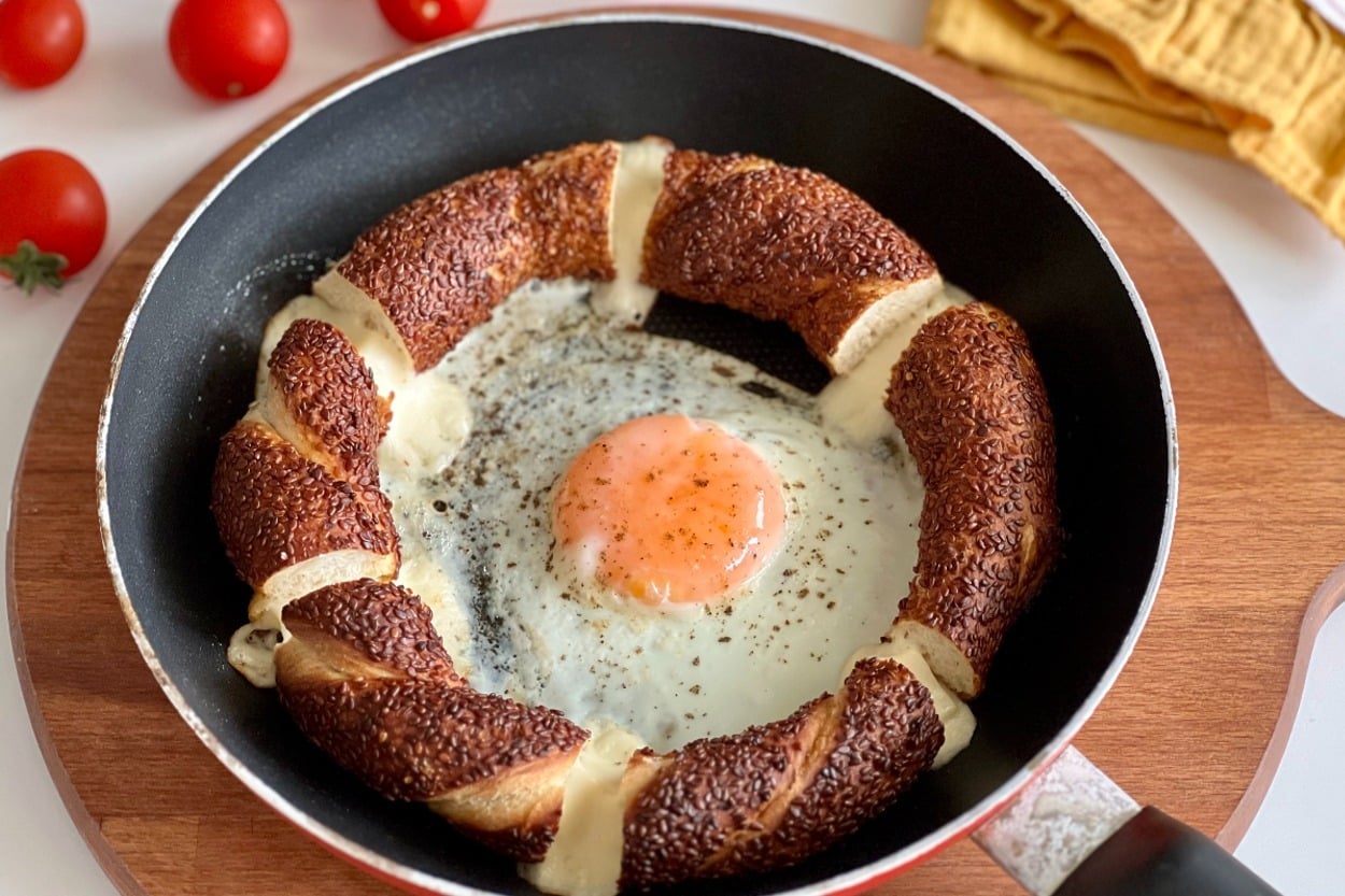 Kahvaltının Leziz Tadı: Yumurtalı Simit