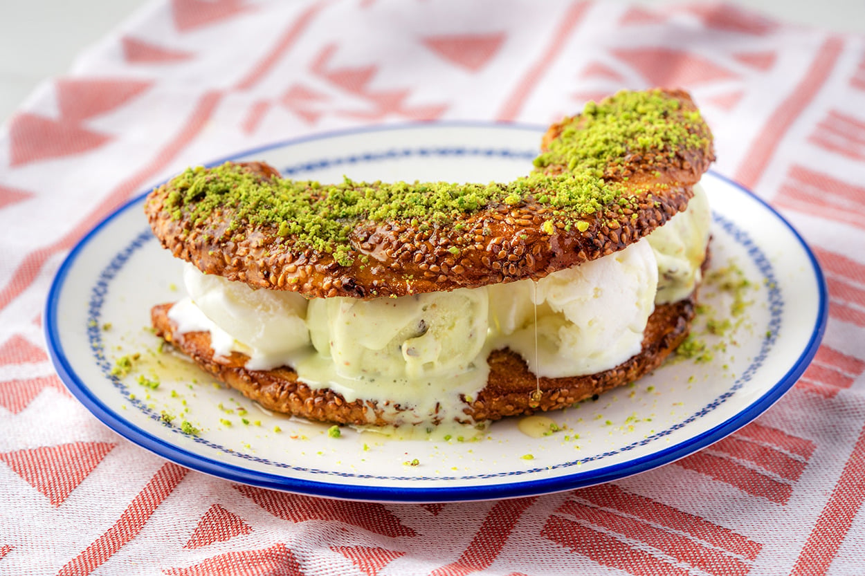 Şaşırtan Lezzet: Dondurmalı Simit Tost
