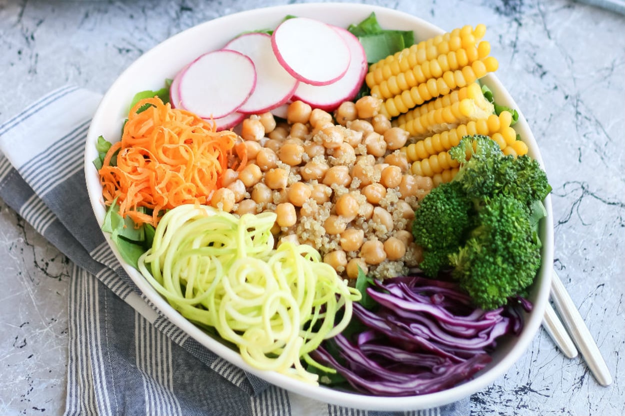Vegan Lezzet: Nohutlu Kinoalı Salata