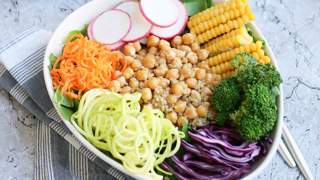 Vegan Lezzet: Nohutlu Kinoalı Salata