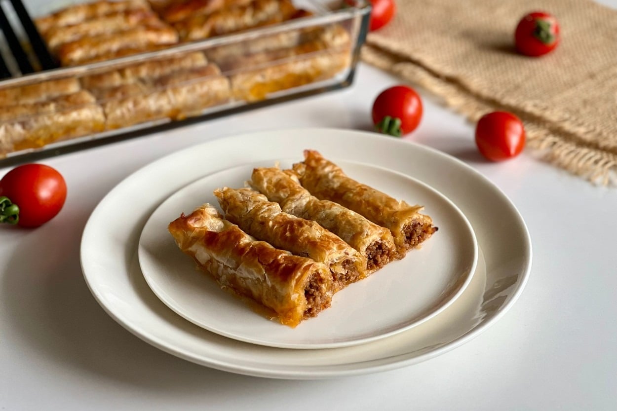 İncecik Dokusuyla: Baklavalık Yufkadan Kıymalı Börek