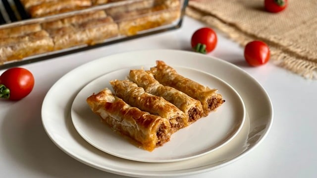 İncecik Dokusuyla: Baklavalık Yufkadan Kıymalı Börek