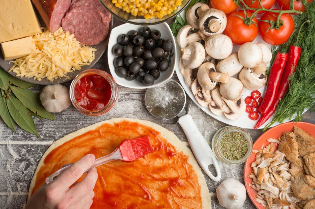 Pizza Malzemeleri: Hamur, Sos ve Üst Kısmı İçin Detaylı Liste