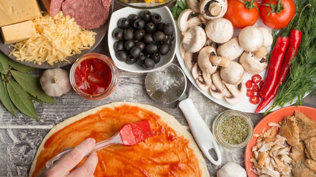 Pizza Malzemeleri: Hamur, Sos ve Üst Kısmı İçin Detaylı Liste