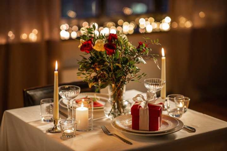 Sevgiliye romantik yemek masası hazırlamanın incelikleri