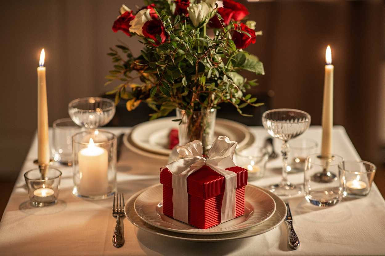 Sevgililer Günü İçin Romantik Yemek Masası Nasıl Hazırlanır?