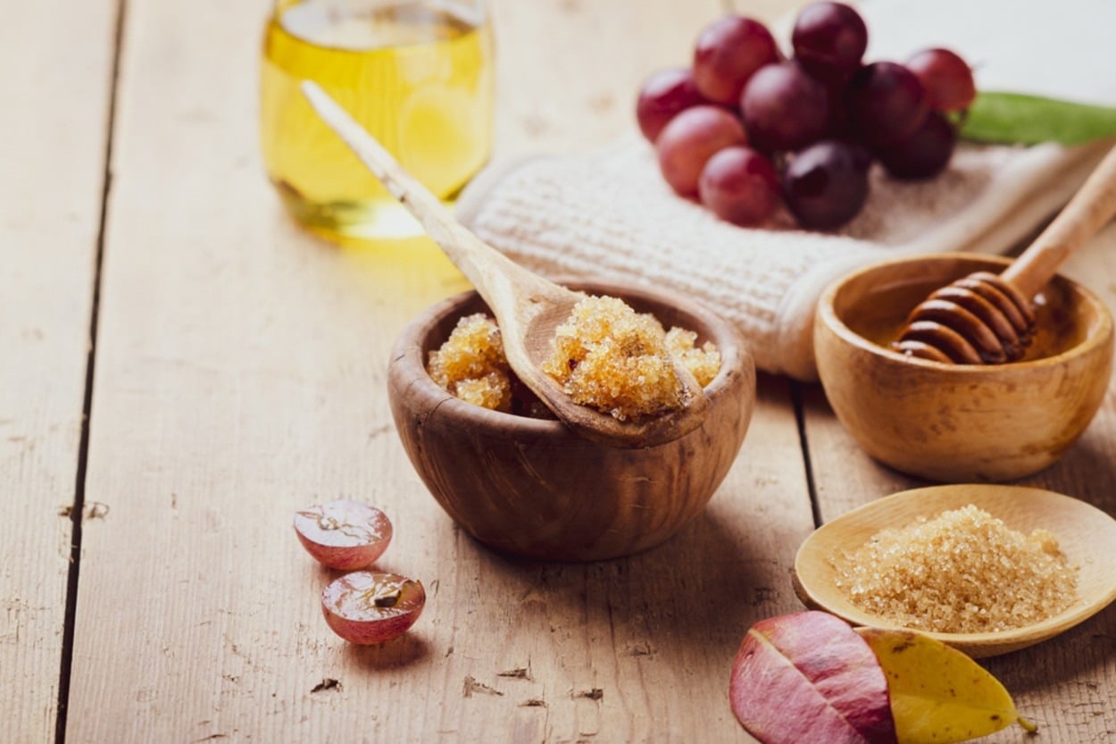 Pürüzsüz Bir Cilt İçin Vücut Peeling'i Nasıl Yapılır?