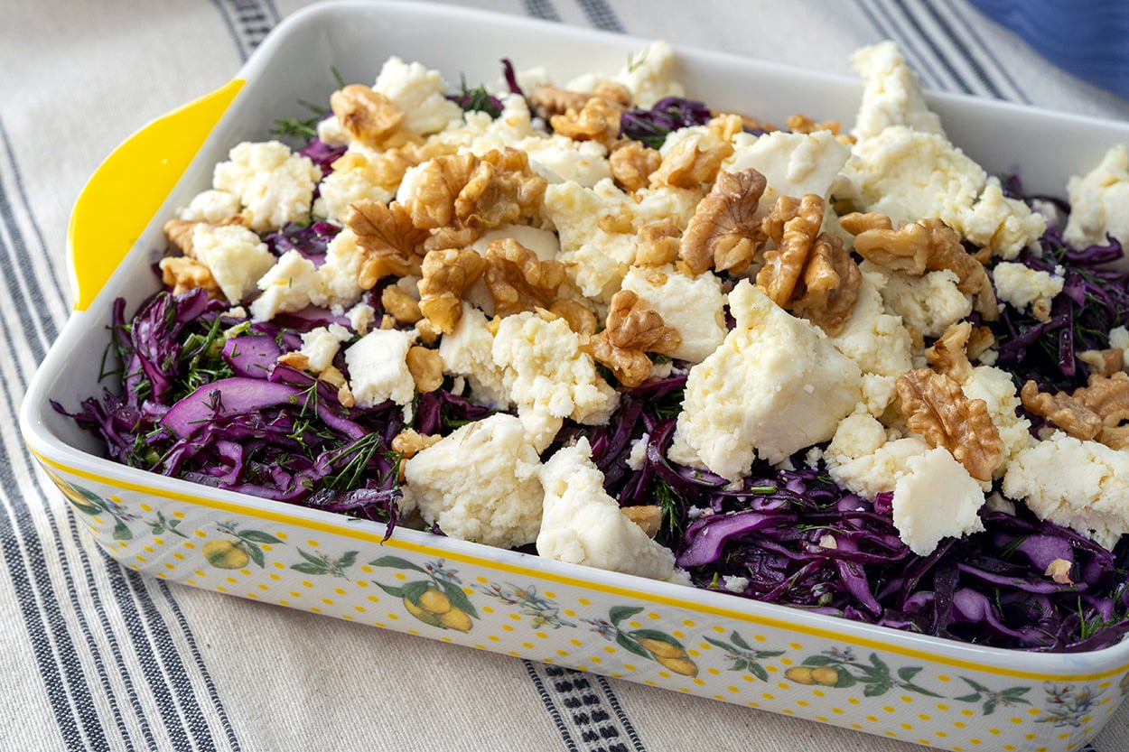 Rengarenk: Tulum Peynirli ve Cevizli Mor Lahana Salatası