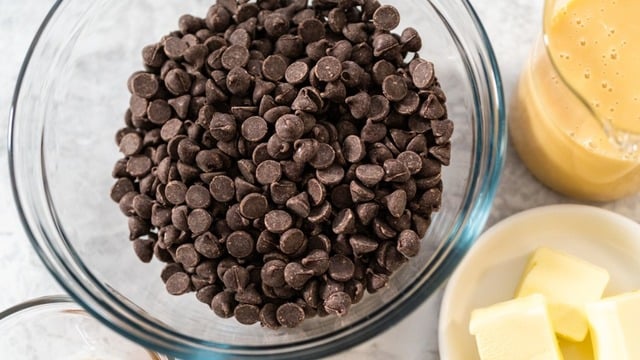 Pastacılığın Gizli Kahramanı: Kuvertür Çikolata Nedir?