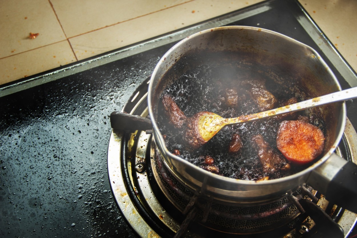 Yanmış Yemek Kokusu Nasıl Geçer?
