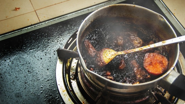 Yanmış Yemek Kokusu Nasıl Geçer?