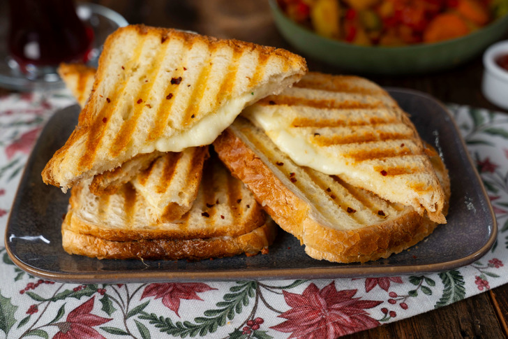 Kaşarlı Tost Tarifi