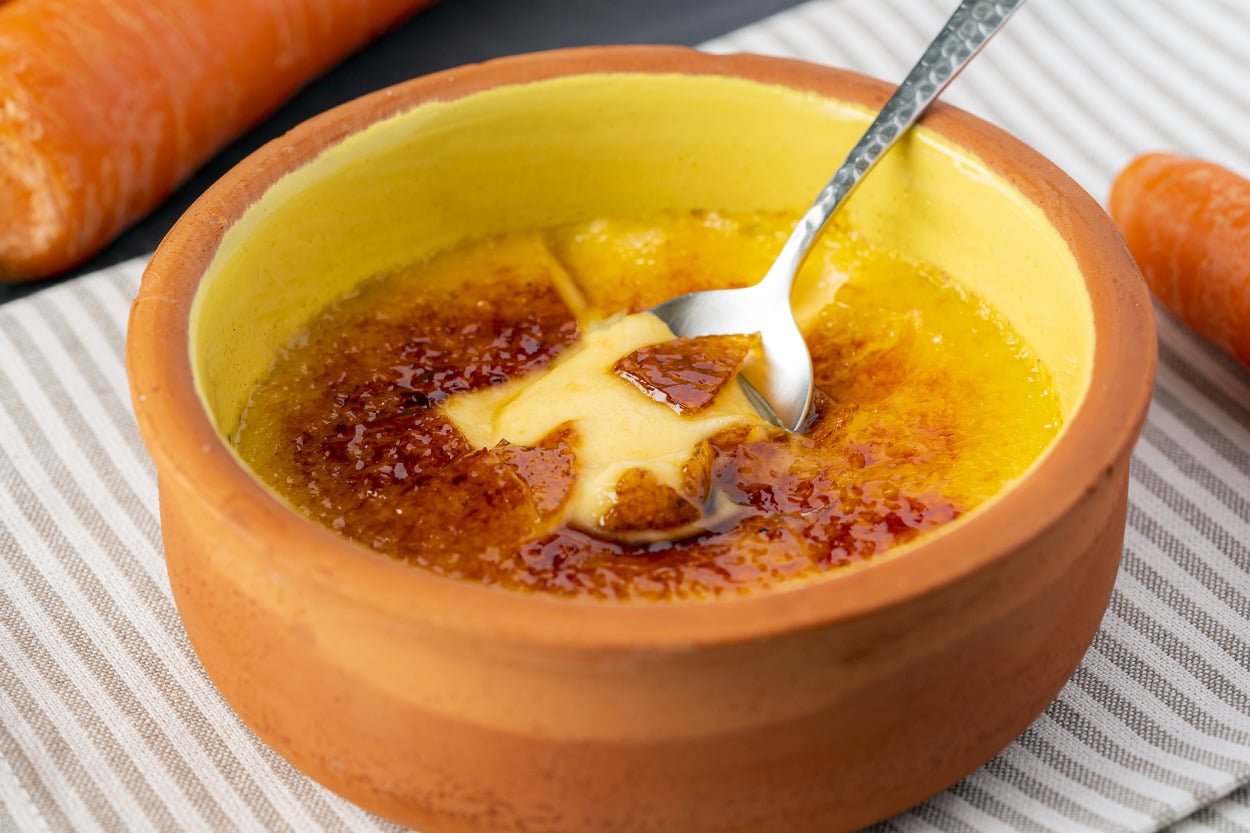 Kaşık Kaşık Mutluluk: Havuçlu ve Mısır Unlu Creme Brulee