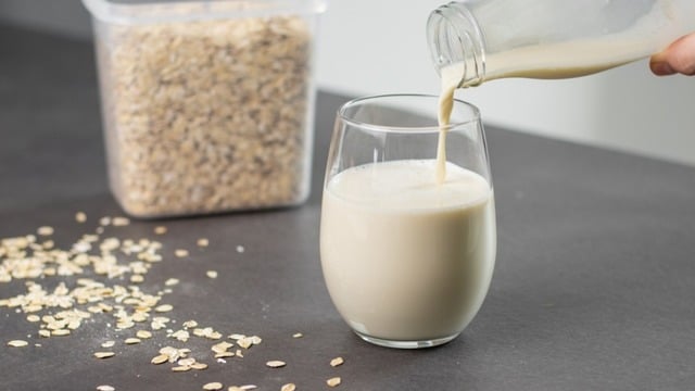 Laktozsuz ve Vegan: Yulaf Sütünün Faydaları, Kalori ve Besin Değerleri