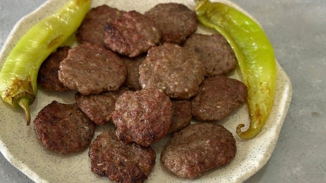 İçi Sulu Sulu: Mangalda Köfte
