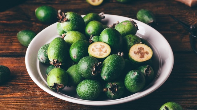 Feijoa Meyvesi Nedir? Nasıl Yenir?