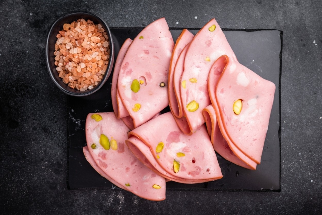 Mortadella Salamı Nedir? Özellikleri ve Yapımı