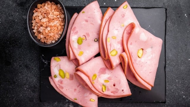 Mortadella Salamı Nedir? Özellikleri ve Yapımı
