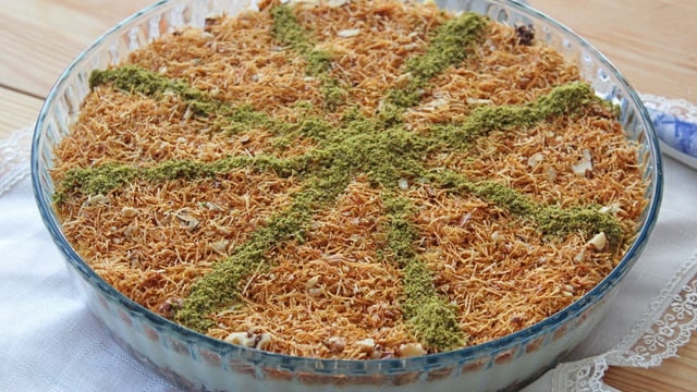 Pasta Görünümlü: Kadayıflı İrmikli Muhallebi