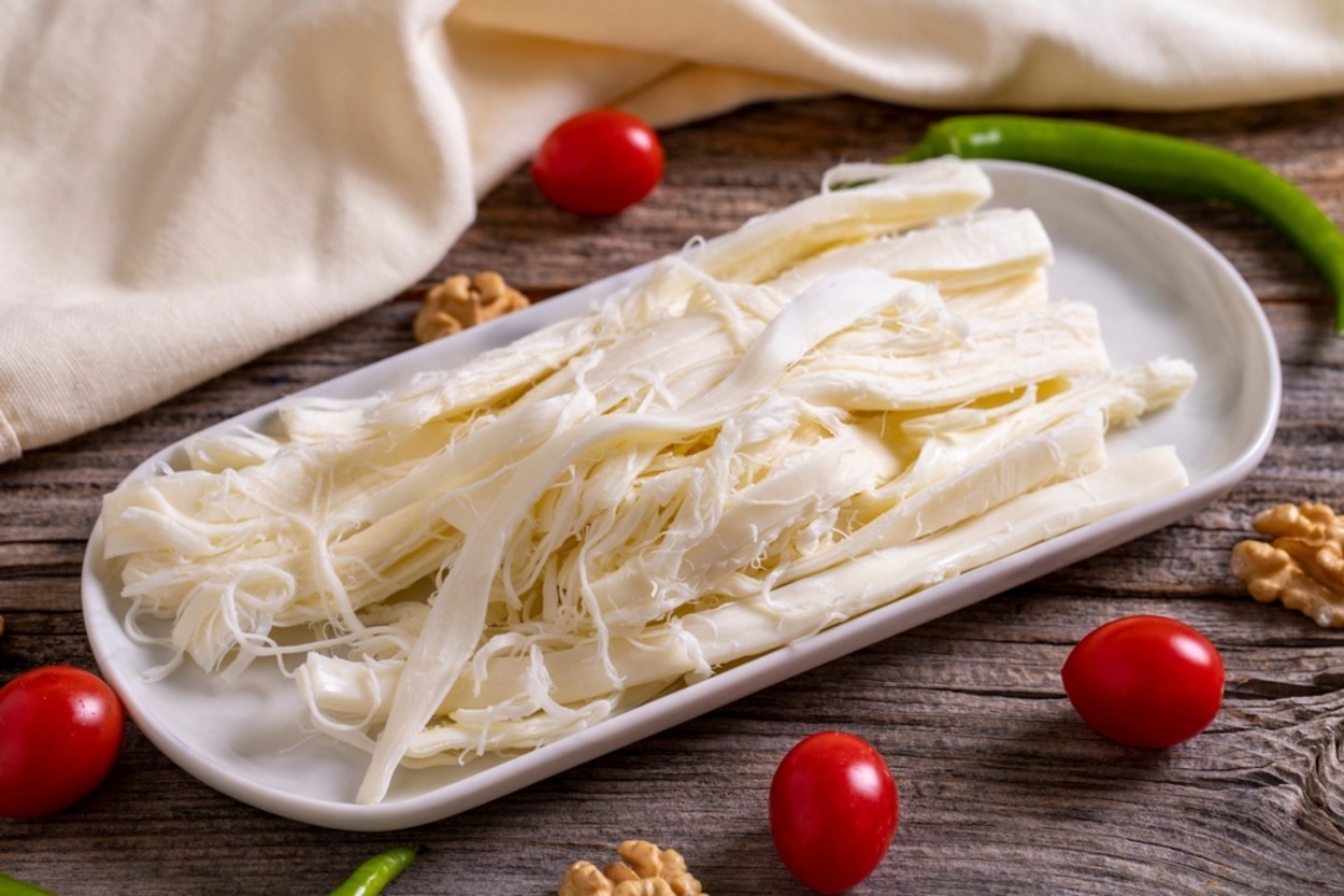 Çeçil Peyniri Nedir? Özellikleri ve Kullanım Alanları
