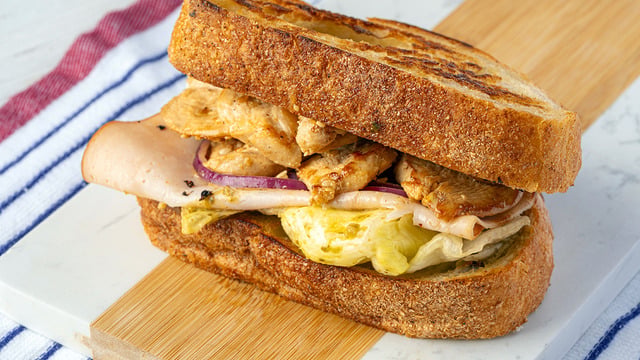 Lezzet Dolu: Tavuklu ve Pesto Salatalı Sandviç