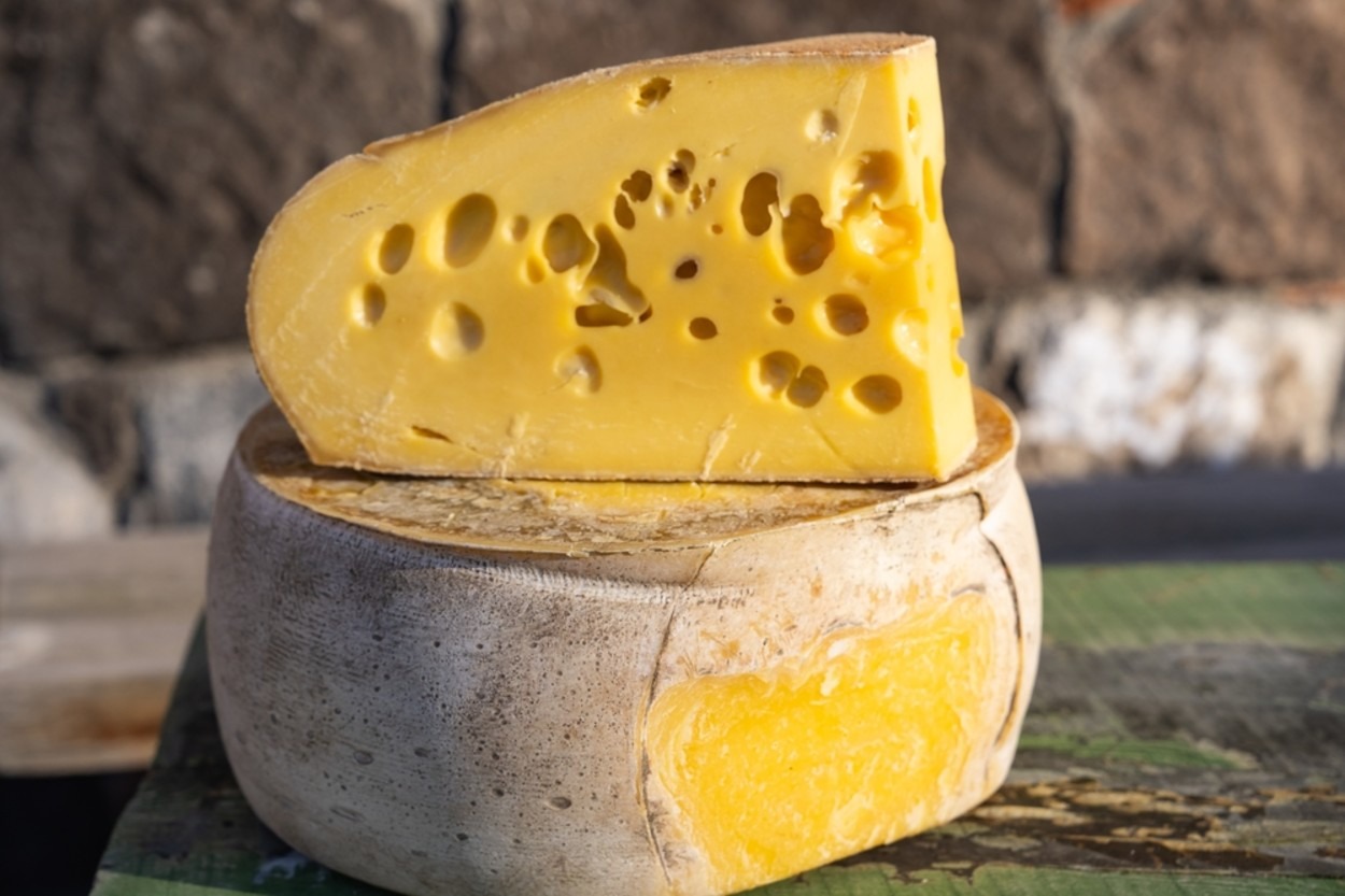 Gravyer Peyniri Nedir? Özellikleri ve Kullanımı