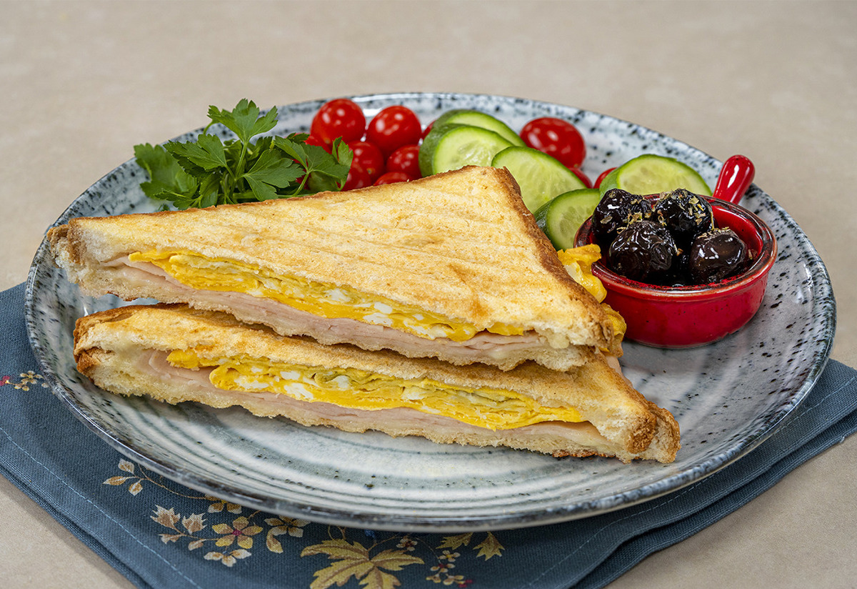 Tüm Gün Tok Tutar: Yumurtalı Kahvaltı Tostu Tarifi