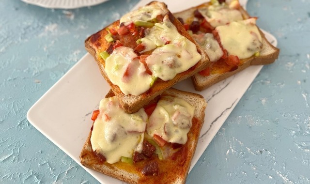 Hamur Açmadan: 10 Dakikada Ekmek Üstü Pizza