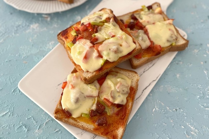 10 Dakikada Ekmek Üstü Pizza Tarifi