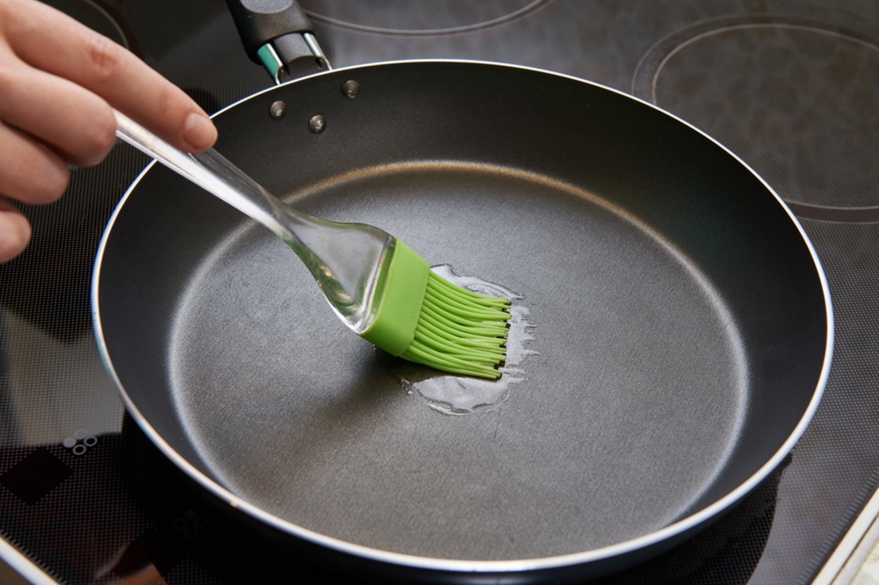 Teflon Tava Nedir? Nasıl Temizlenir? Kullanım ve Bakım Rehberi
