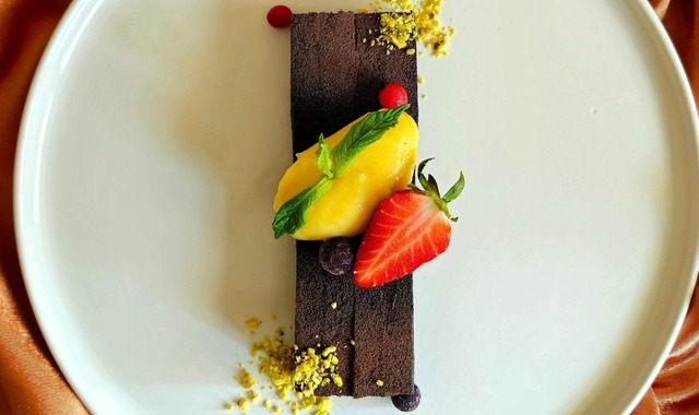 Gurme Bir Tatlı Deneyimi: Limon Kaymaklı Çikolatalı Terrine