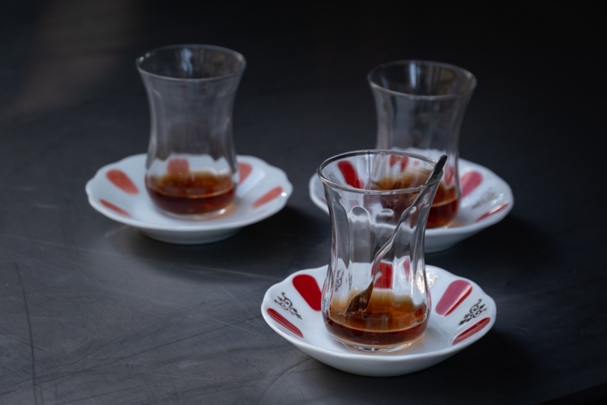 Sararan Bardaklara Çözüm: Çay Bardağı Nasıl Parlatılır?