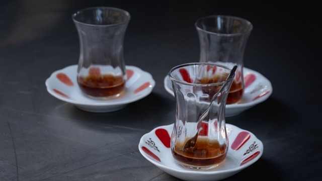 Sararan Bardaklara Çözüm: Çay Bardağı Nasıl Parlatılır?