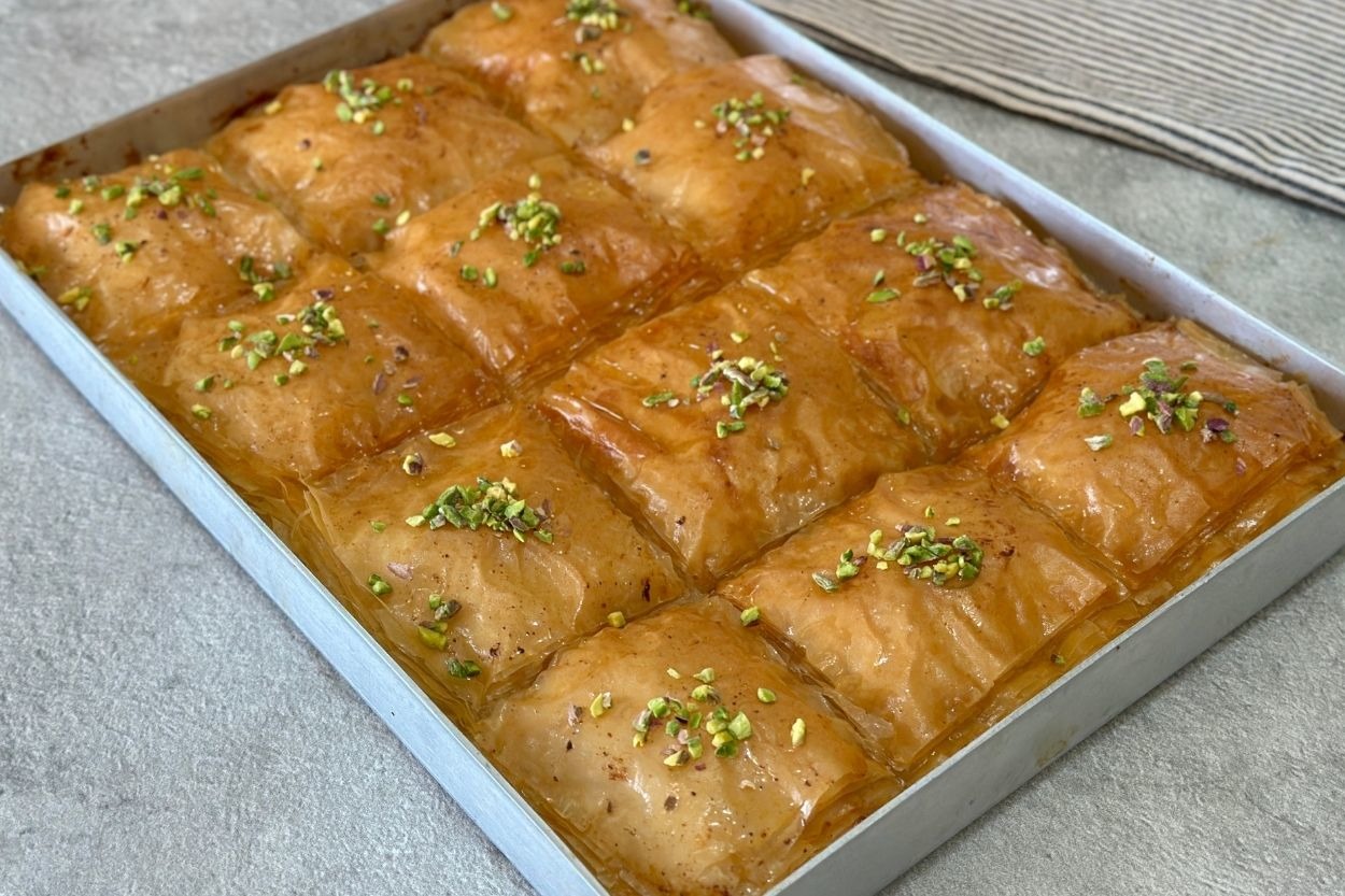 Hamur Açmadan: Baklavalık Yufkadan Laz Böreği