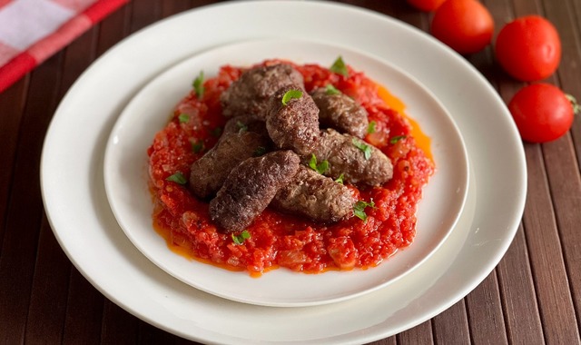 Ekmek Bandırır: Domates Soslu Köfte