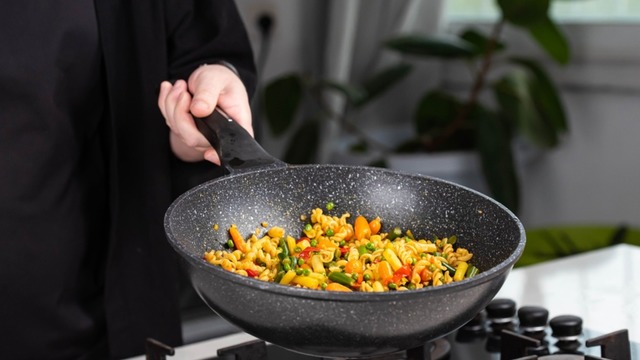 Wok Tava Nedir? Ne İşe Yarar? Wok Tavada Hangi Yemekler Yapılır?