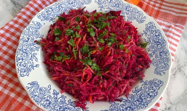 Pancar İlavesiyle: Ayva Salatası