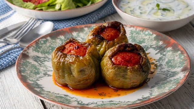 Klasiklerin Dışında: Etli Ekşili Biber Dolması 