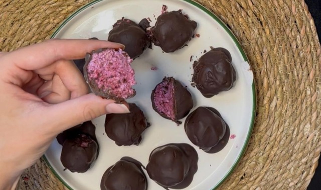 Tatlı İhtiyacına: Pembe Hindistan Cevizli Atıştırmalık