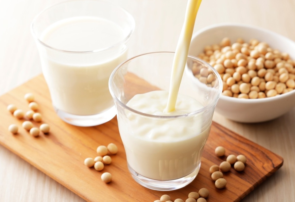 Soya Sütü Nedir, Nasıl Yapılır? Faydaları ve Kullanım Önerileri Tarifi