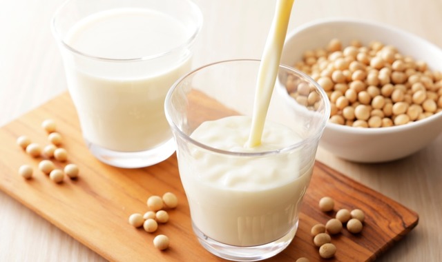 Soya Sütü Nedir, Nasıl Yapılır? Faydaları ve Kullanım Önerileri