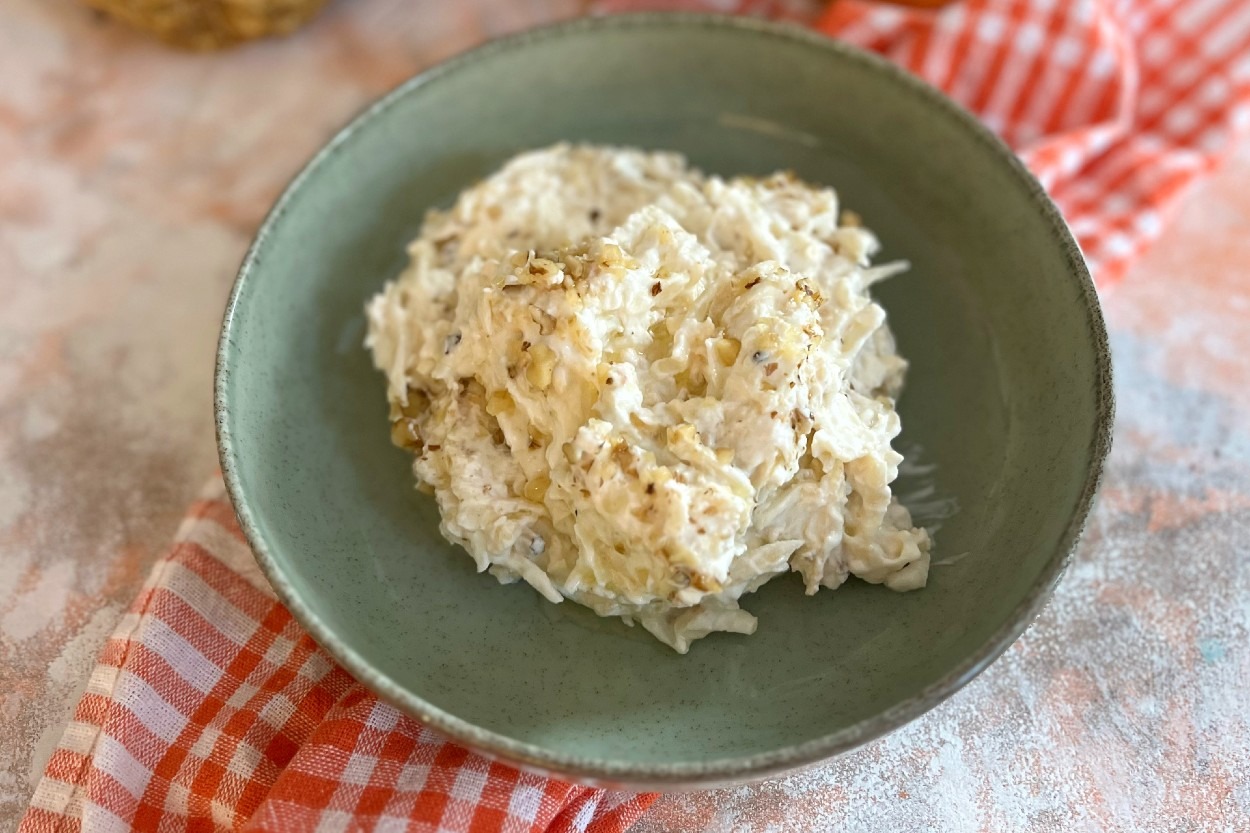 Ayvası da Var: Cevizli Kereviz Salatası